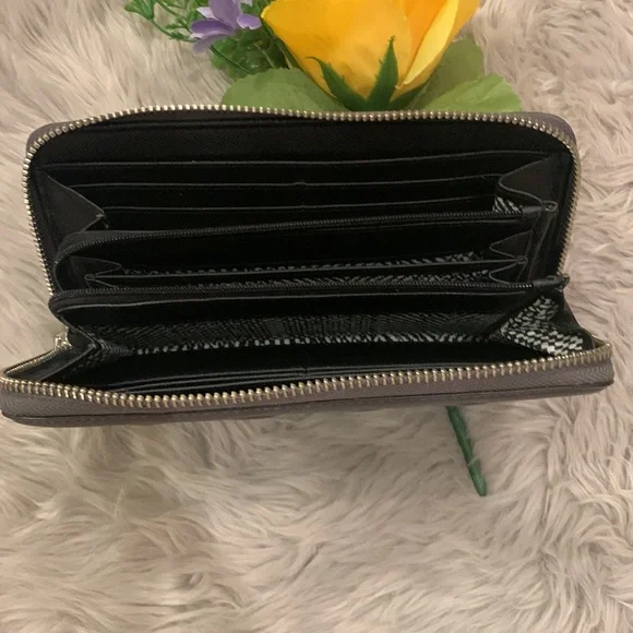 🌹VINTAGE Rebecca Minkoff • Beautiful Gray Quilted Leather Large Zip Wallet - Picture 8 of 16